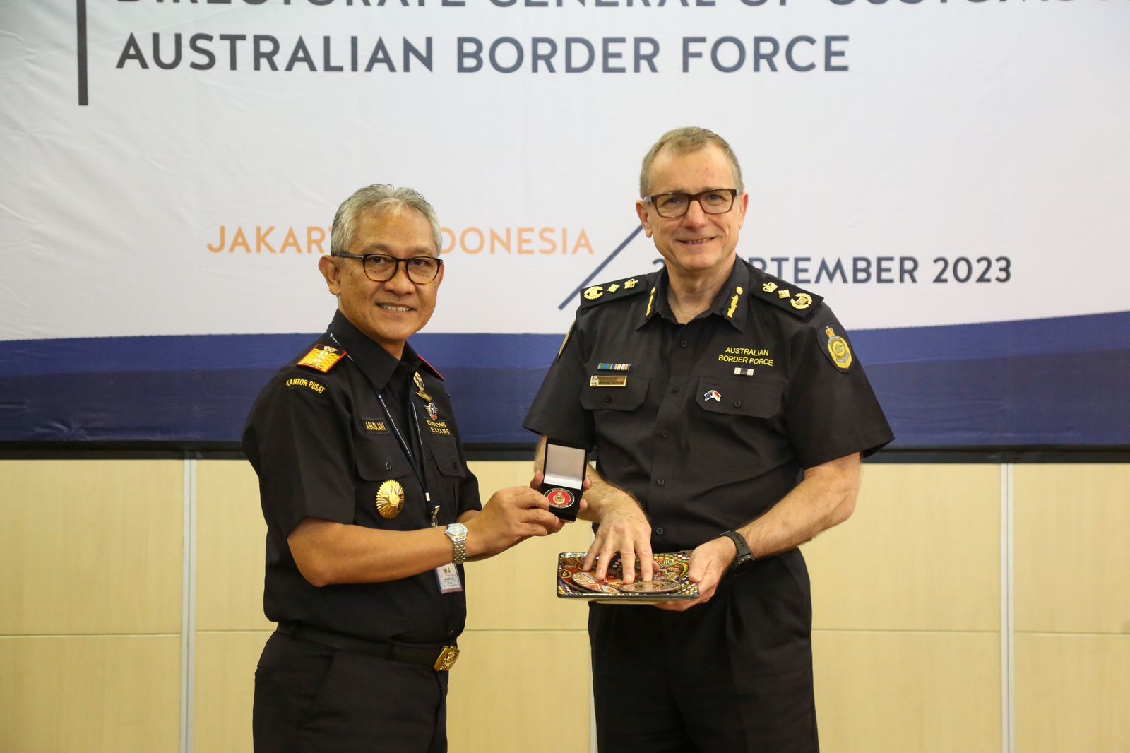 Kepala Subdirektorat Humas dan Penyuluhan Bea Cukai, Encep Dudi Ginanjar dan wakil dari Australian Border Force (ABF).