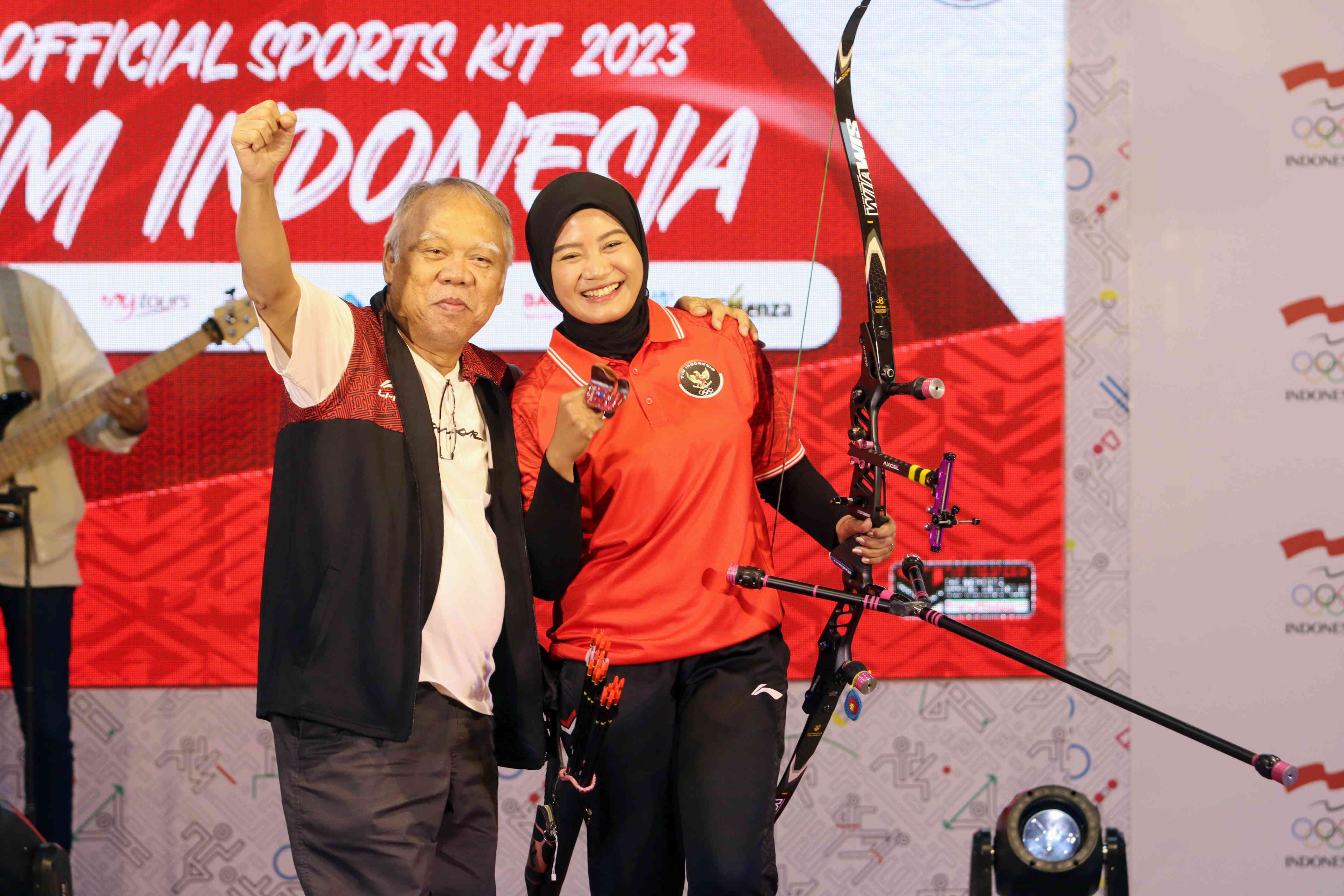 Atlet panahan Diananda Choirunisa saat berpose bersama CdM Asian Games 2022 Hangzhou Basuki Hadimoeljono