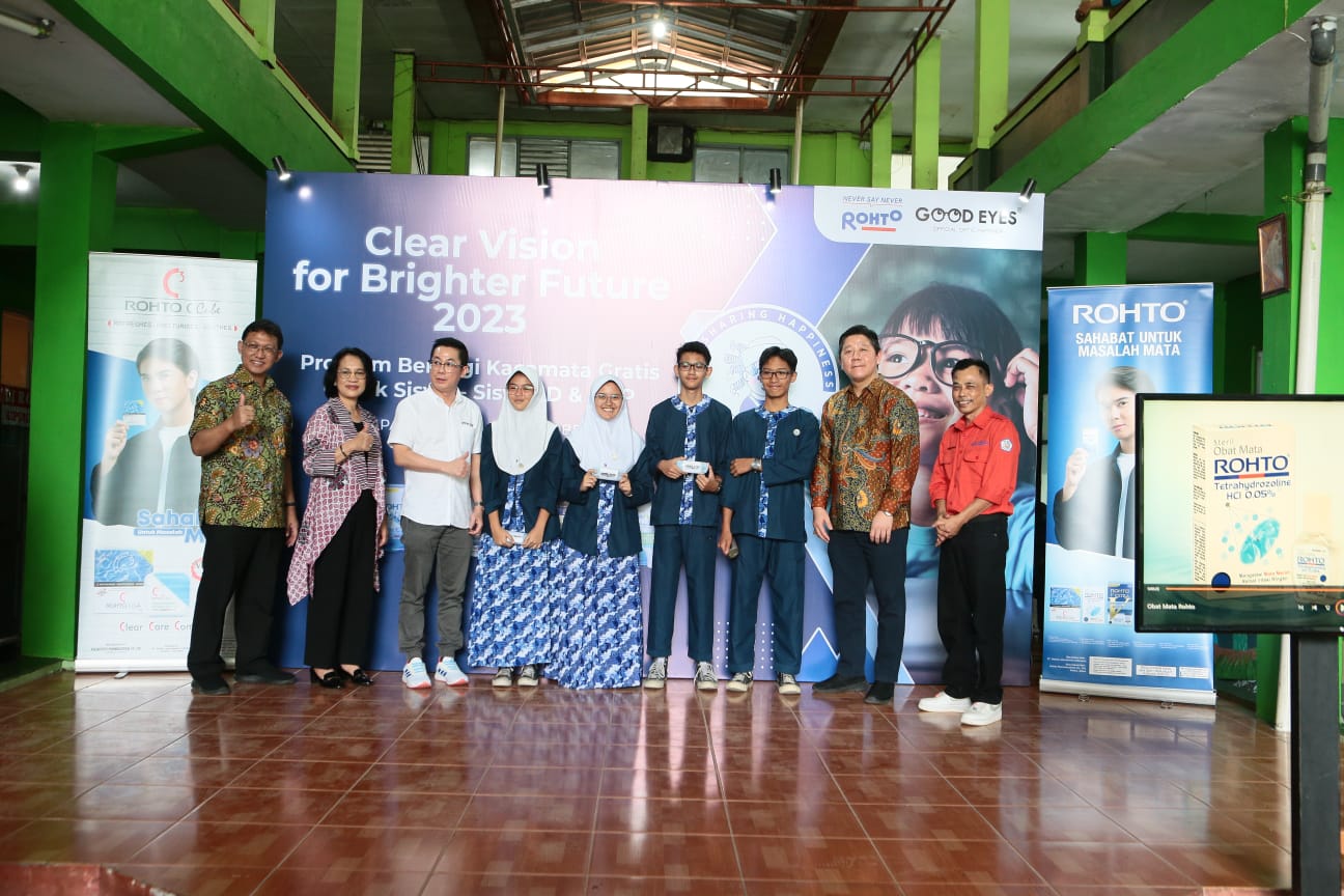 Program pemberian kacamata gratis bagi pelajar oleh Rohto dan Good Eyes Optik