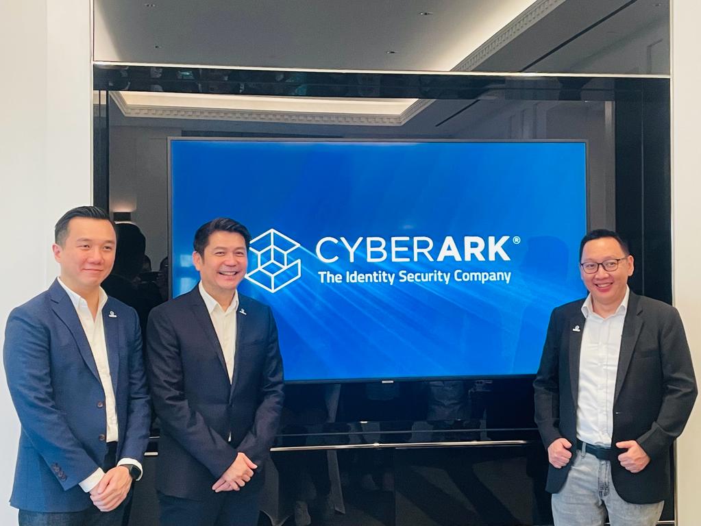 Country Manager CyberArk untuk Indonesia, Hendry Wirawijaya (kanan), 