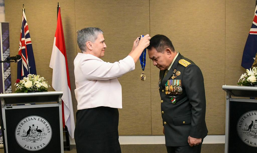 Jenderal Dudung Abdurachman ditunjuk sebagai perwira kehormatan Order of Australia (Divisi Militer) mendapatkan pengakuan dari Australia