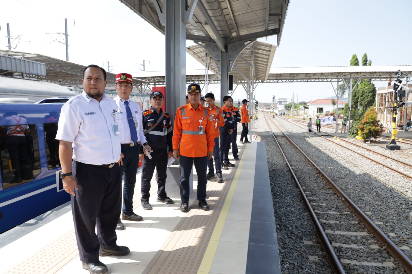 Petugas PT Kereta Api Indonesia melakukan pemeriksaan di sekitar stasiun