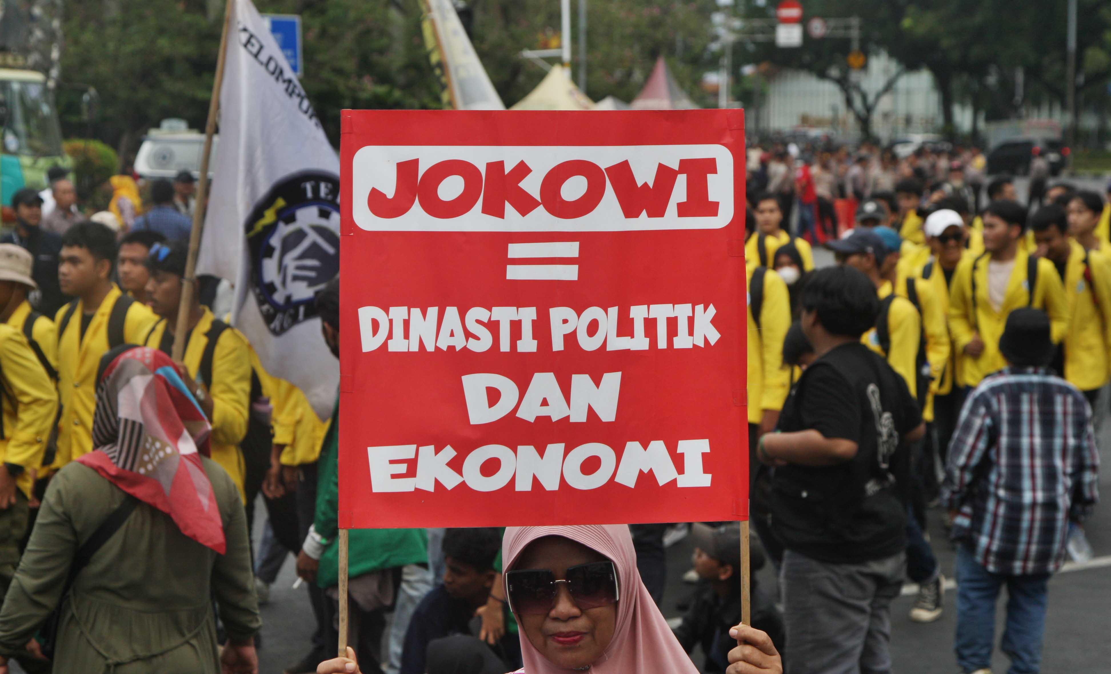 Massa aksi dari Badan Eksekutif Mahasiswa (BEM) Seluruh Indonesia berunjuk rasa di Kawasan Patung Kuda, Jakarta, Jumat (20/10).