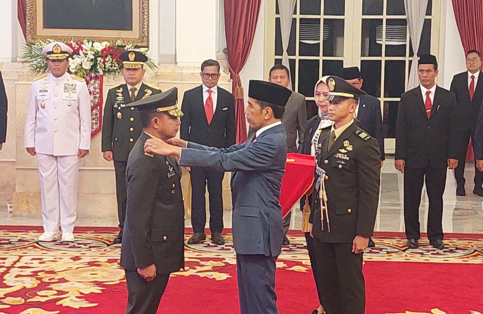 Agus Subianto saat mendapatkan kenaikan pangkat dari Presiden Joko Widodo