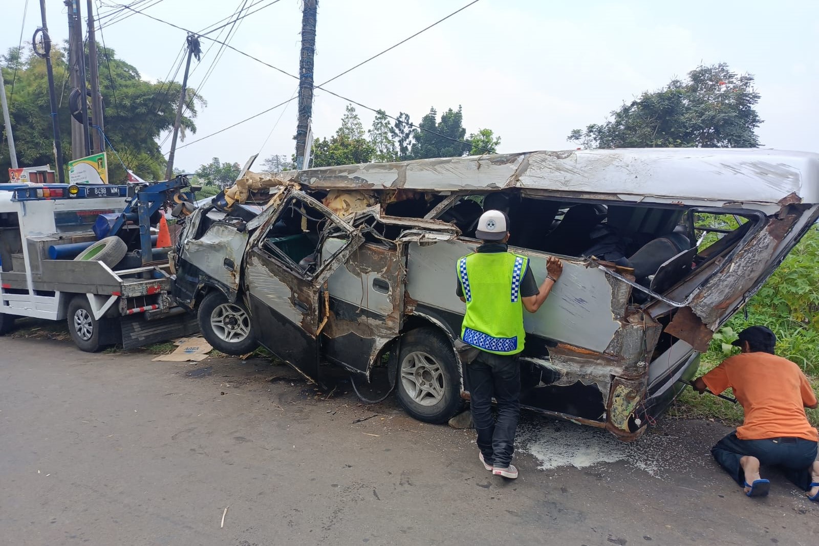 Mobil Rombongan Anak Yatim Tabrak Tebing, Empat Meninggal Dunia
