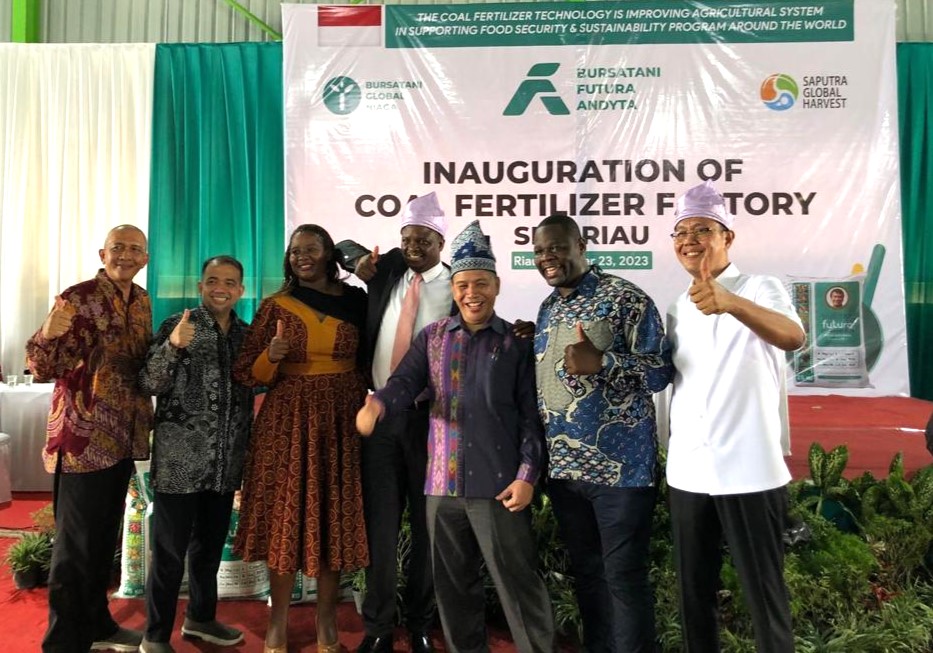 H Ayep Zaki (kanan) bersama mitra dagang dari sejumlah negara.