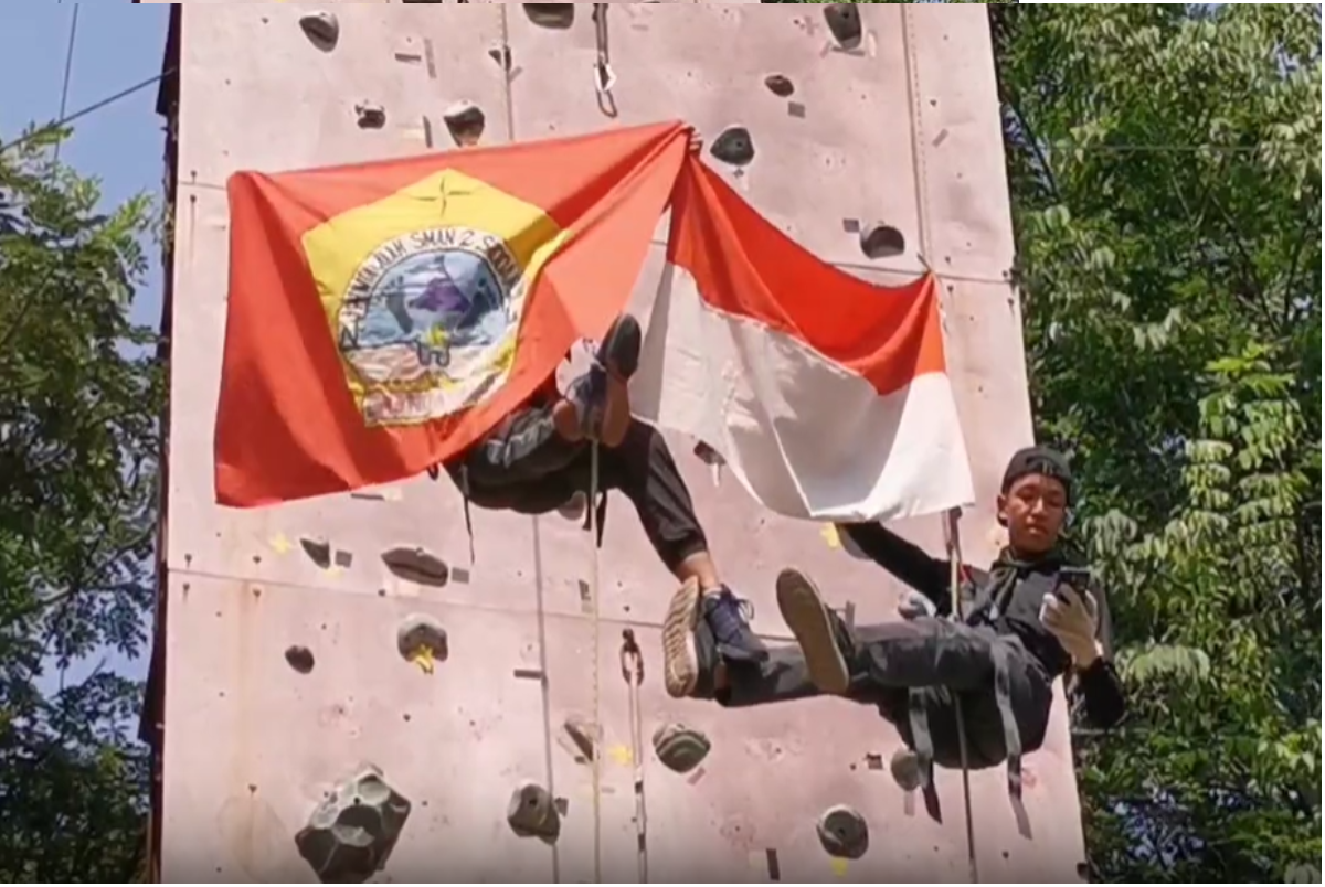 Peringatan Sumpah Pemuda kelompok pecinta alam di Sidoarjo, Jatim, Sabtu (28/10).