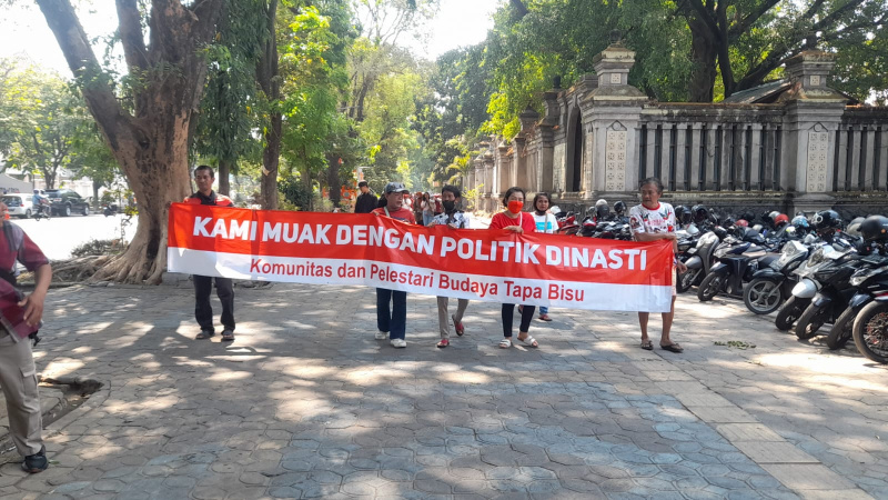  Komunitas Pelestari Budaya Tapa Bisu menolak dinasti politik dengan cara tapa bisu, yang digelar di rumah dinas Loji Gandrung Solo.
