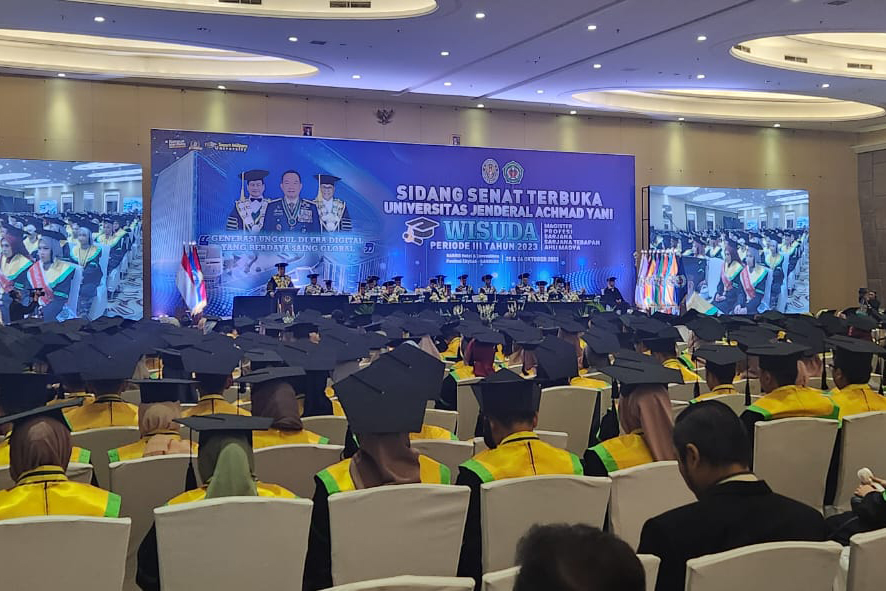 Rektor Unjani Ajak Ribuan Wisudawan dan Orangtua Doakan Palestina