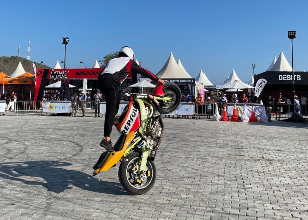 Salah satu aksi dalam International Stuntbike Street Show 2023 (ISSS 2023) di Sirkuit Mandalika.