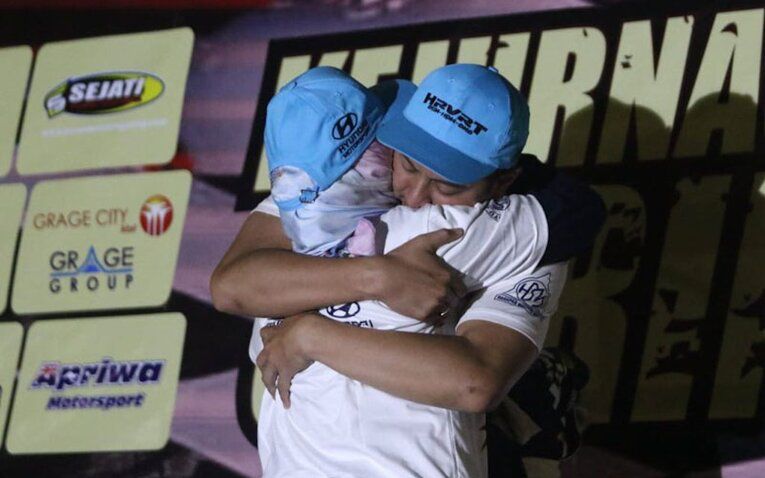 Pereli Rihan Variza memeluk sang ibunda usai menjadi juara nasional Kejurnas Sprint Rally 2023