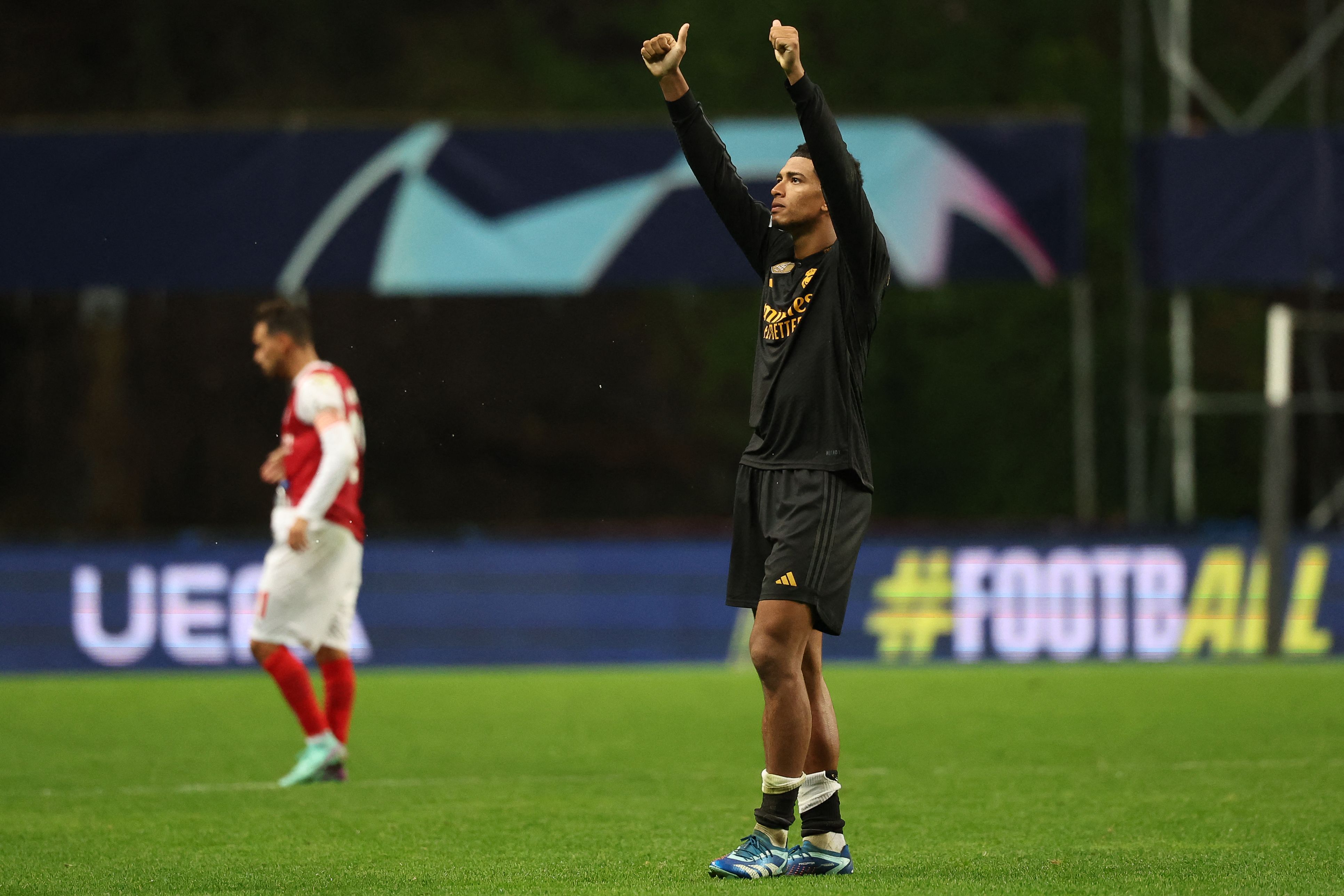 Gelandang Real Madrid Jude Bellingham melakukan selebrasi di akhir laga Liga Champions melawan Braga.