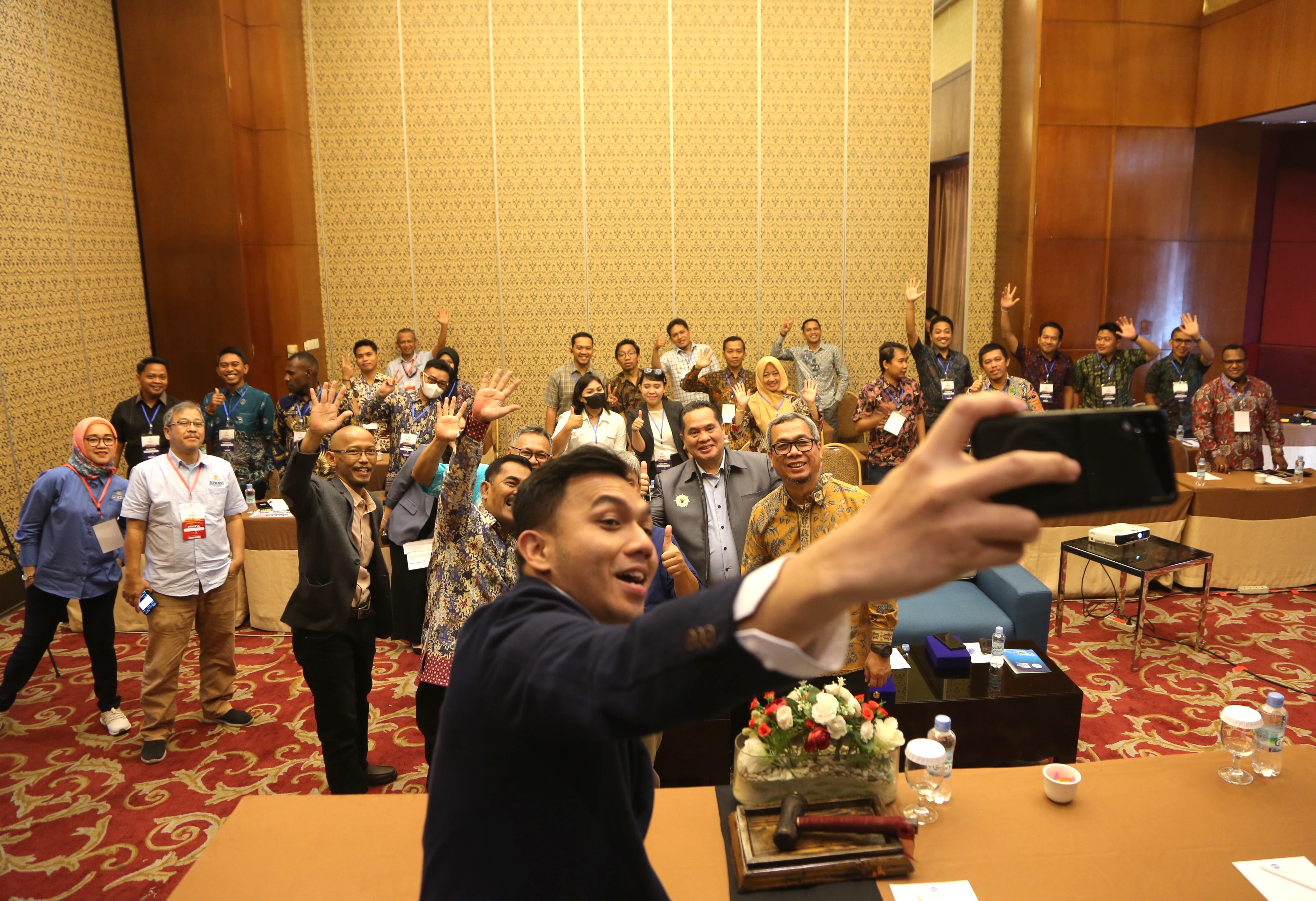 Andromeda ketika berfoto bersama dengan para peserta bimtek saat pembukaan acara.