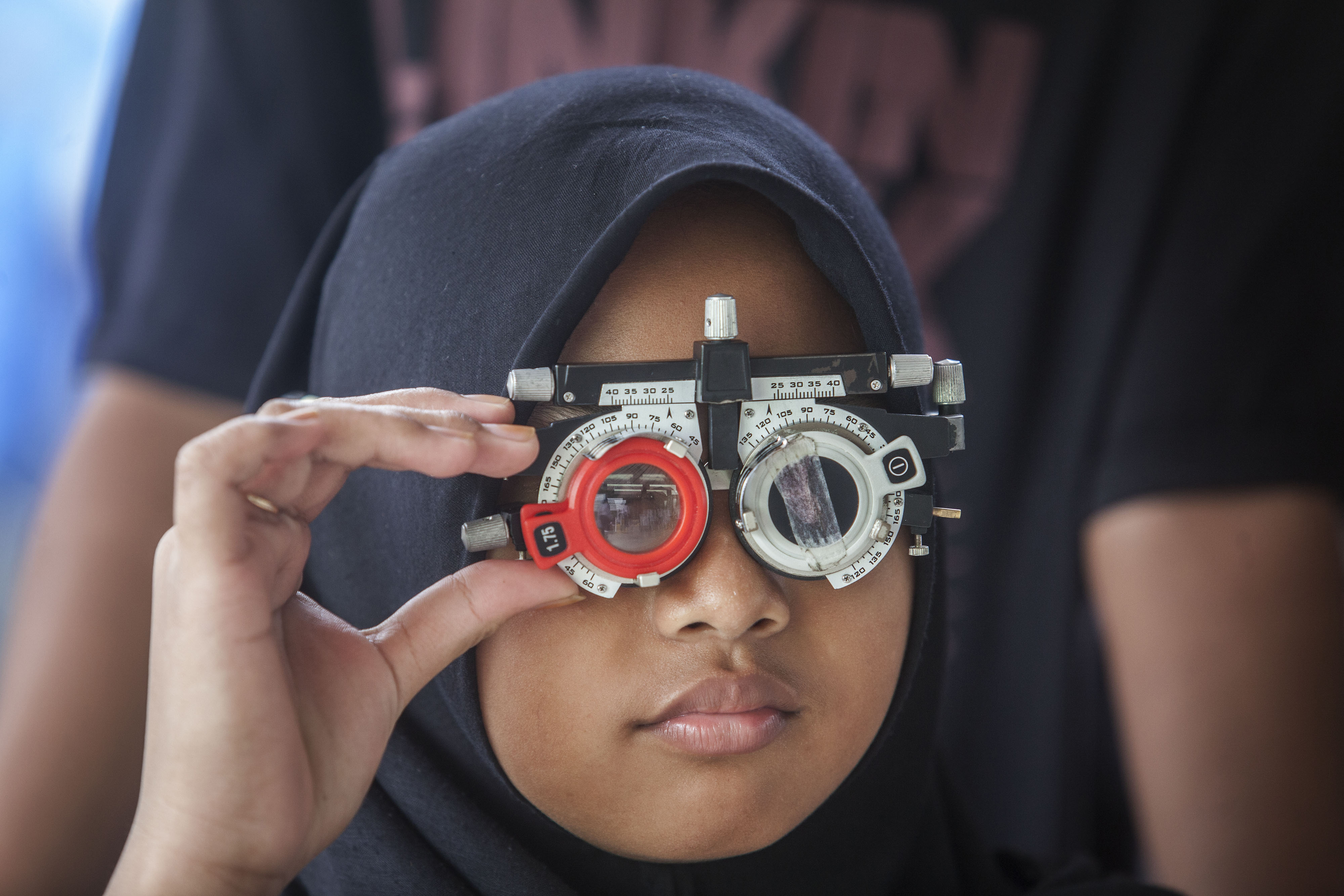 Seorang anak menjalani pengukuran lensa kacamata saat bakti sosial LPMK Cokrodiningratan di Jetis, Yogyakarta.