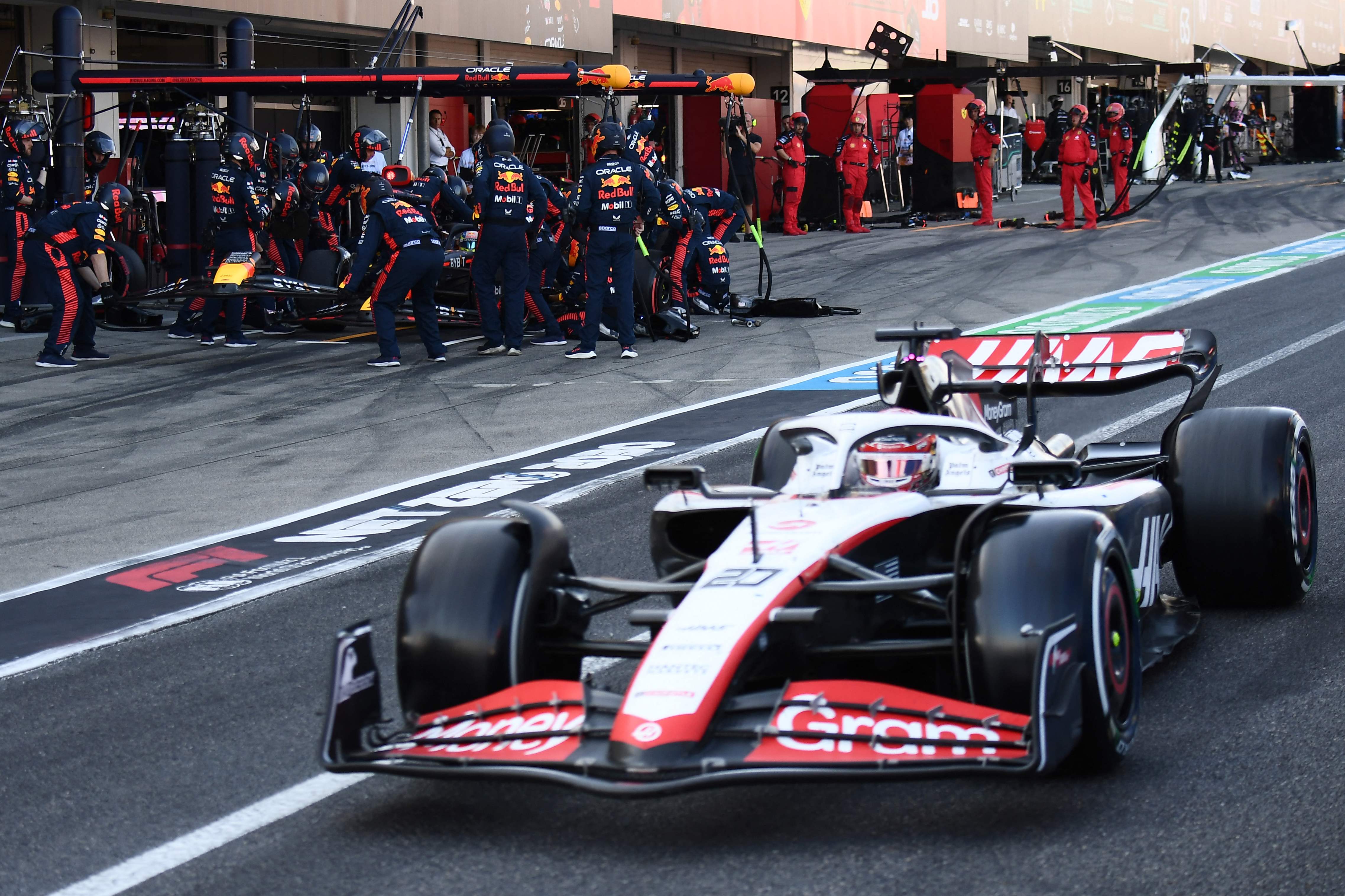 Pembalap Haas Kevin Magnussen memasuki area pit stop di GP Jepang, Minggu (24/9).