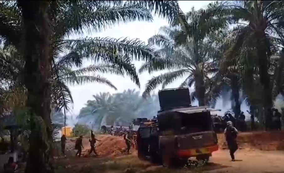 Gas air mata dan senjata ditembakkan saat bentrok aparat-warga di Seruyan, Kalteng.