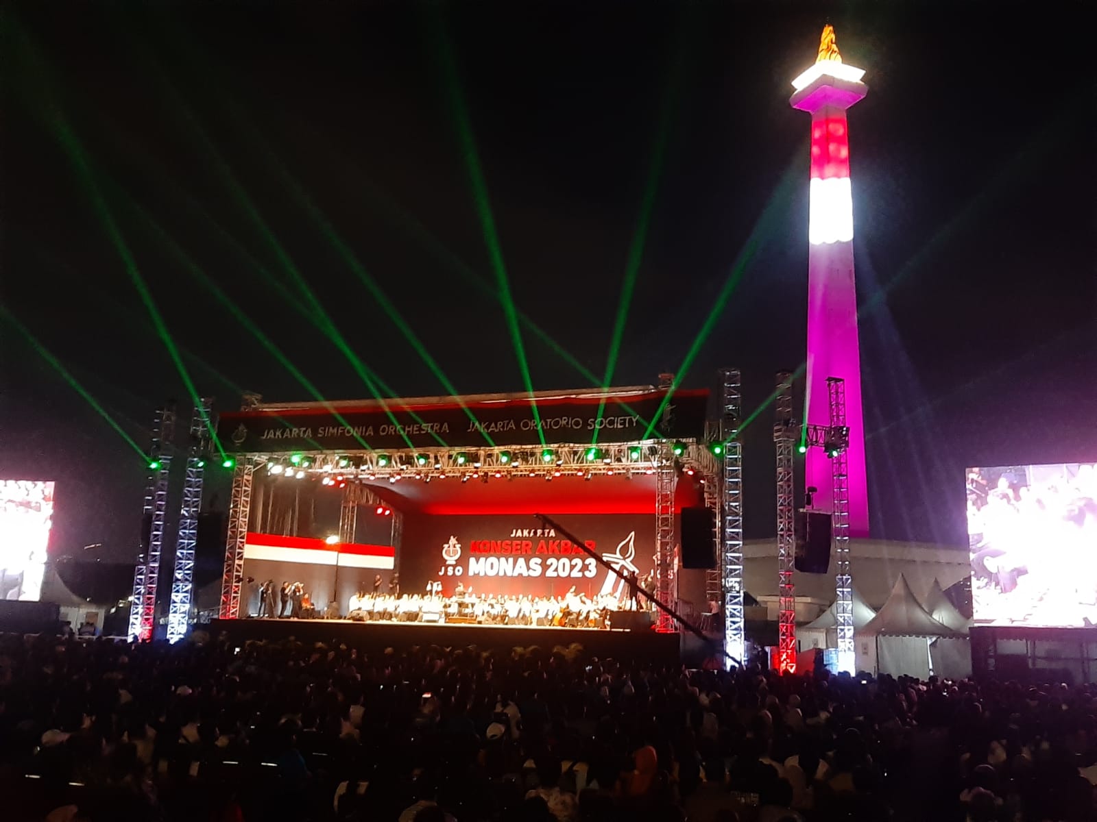 Konser akbar yang digelar Aula Simfonia Jakarta, Minggu (15/10) di Lapangan Tenggara Monumen Nasional (Monas), Jakarta. 