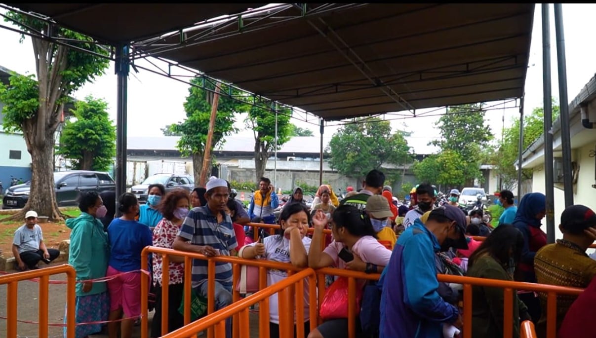 Pendistribusian subsidi pangan murah melalui KJP