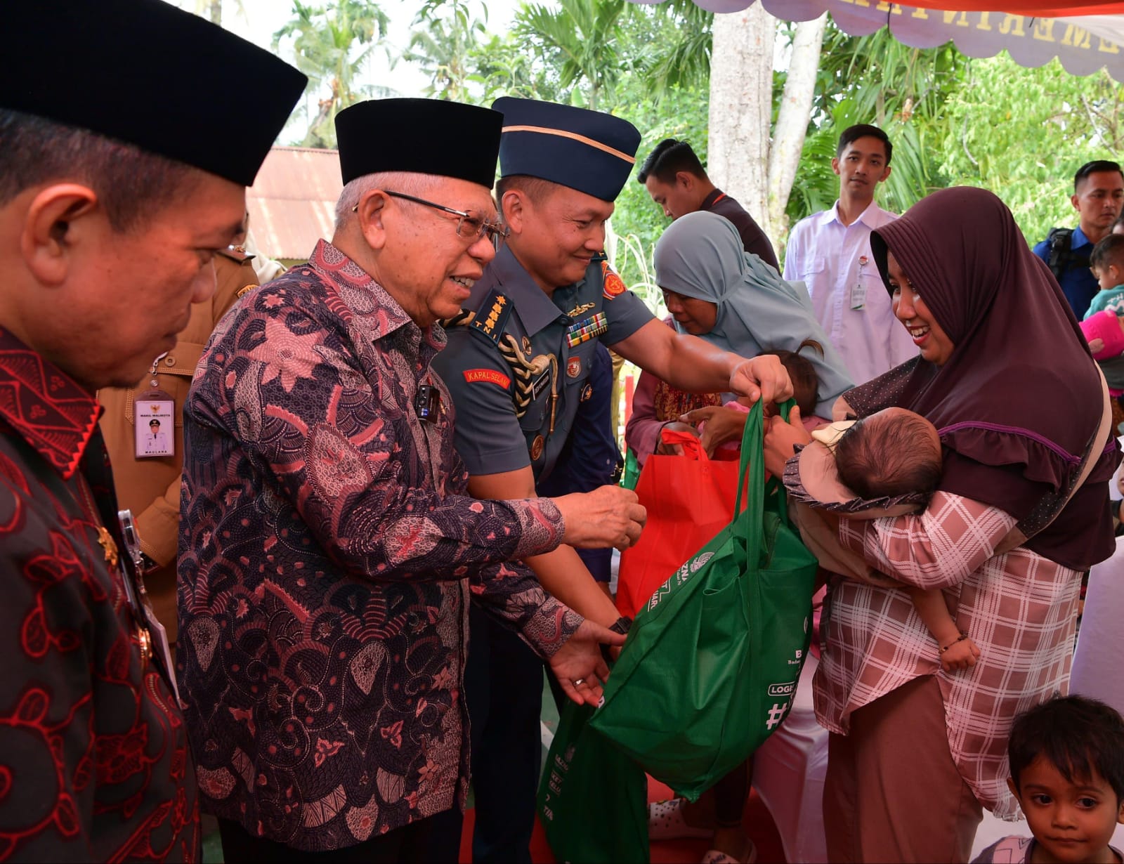 Wakil Presiden Ma'ruf Amin memberikan bantuan Paket Logistik Keluarga di Jambi