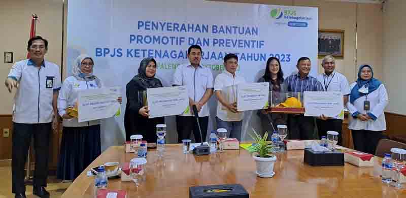 Bambang Utama dan Moch Faisal menyerahkan APD ke 4 perusahaan