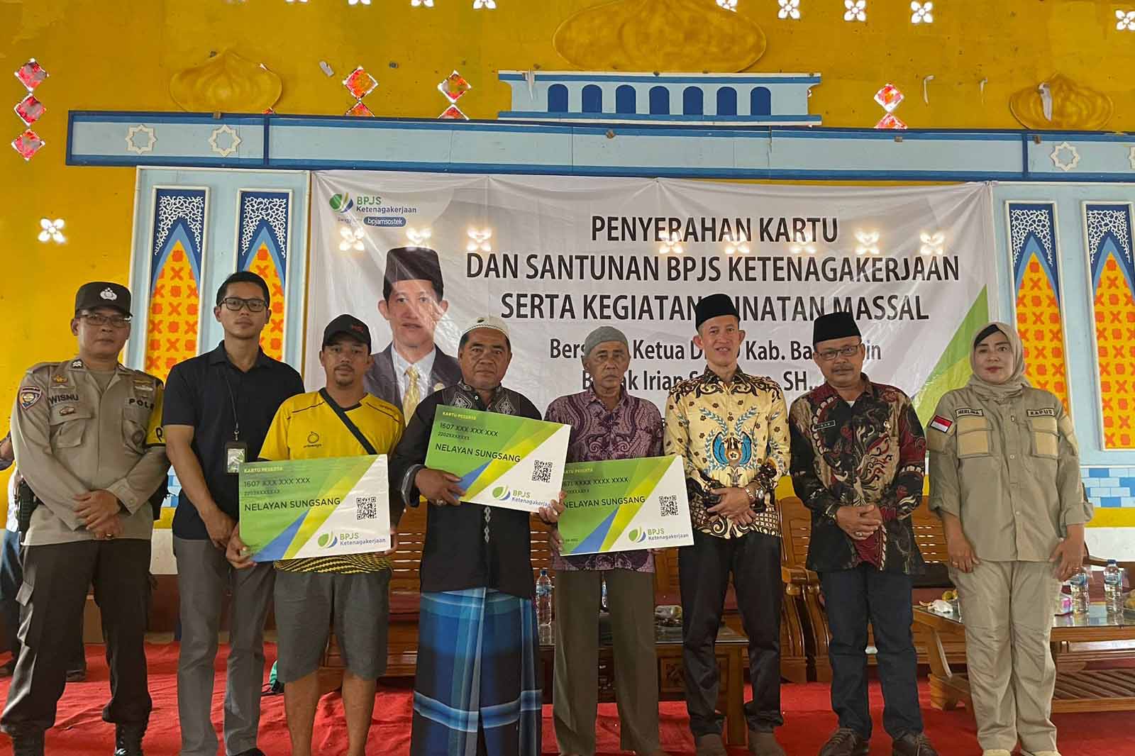 DPRD Banyuasin memberikan kartu perlindungan bagi 920 masyarakat pekerja nelayan yang ada di Kecamatan Banyuasin II, Sumatra Selatan.