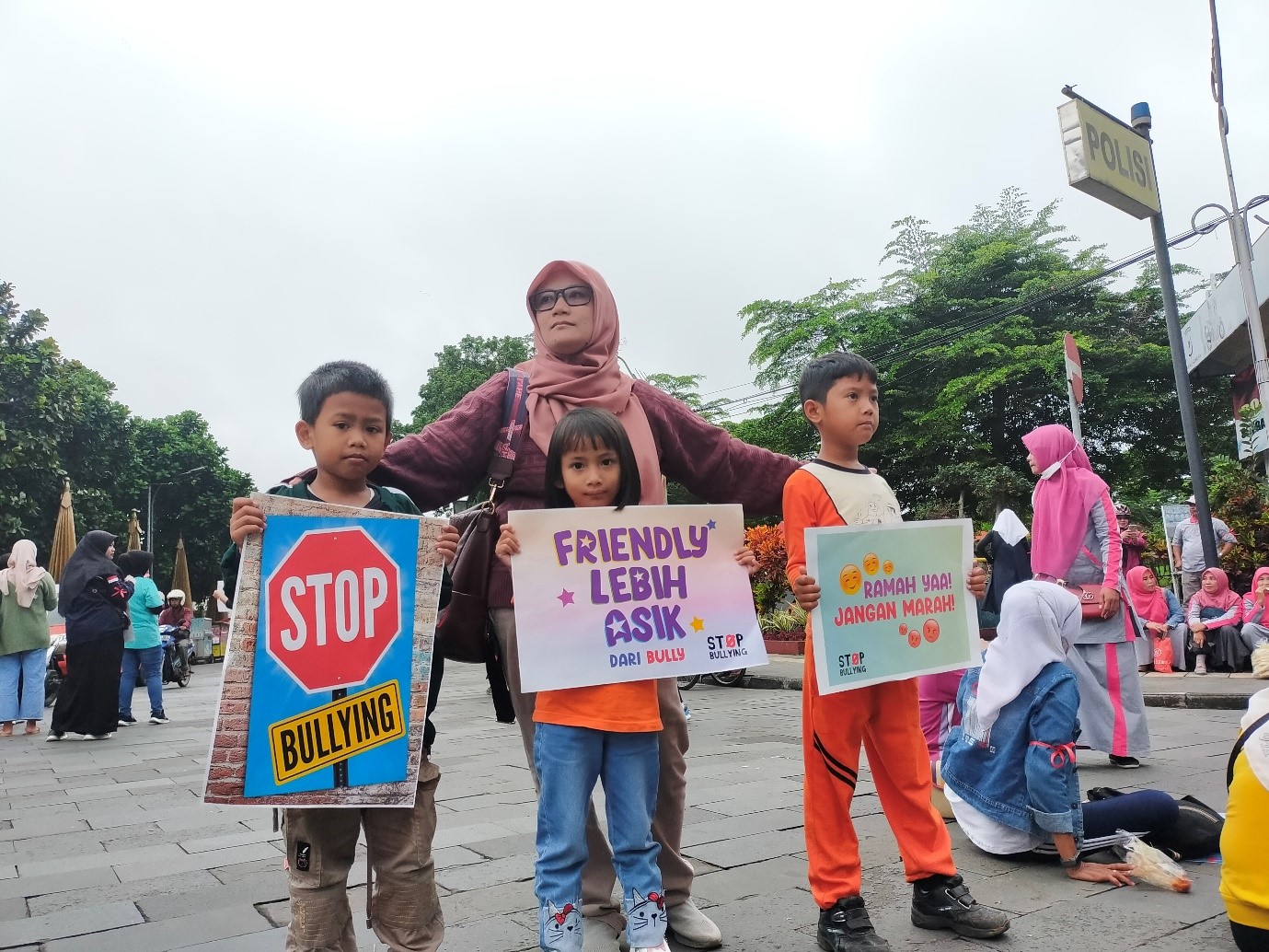 Puluhan orang yang tergabung dalam Koalisi Peduli Anak Indonesia (KPAT) menggelar kampanye anti-bullying.