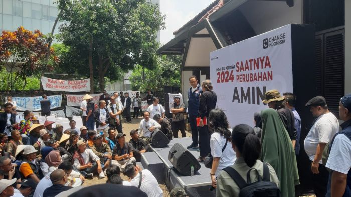 Bacapres Anies Baswedan tetap hadir diskusi bersama aktivis di halaman Gedung Indonesia Menggugat, Kota Bandung, Sabtu (8/10/)