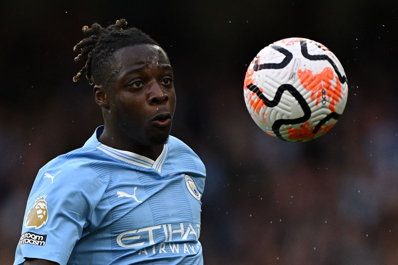 Manchester City kembali ke puncak klasemen Liga Primer Inggris usai mengalahkan  Brighton & Hove Albion dengan skor 2-1.