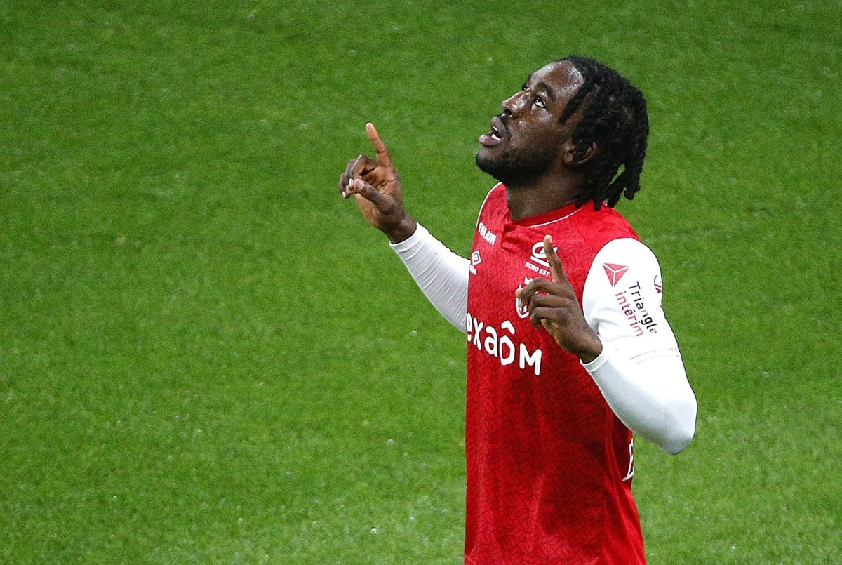 Bek Reims Josh Wilson-Esbrand melakukan selebrasi usai mencetak gol ke gawang Lorient di laga Ligue 1.