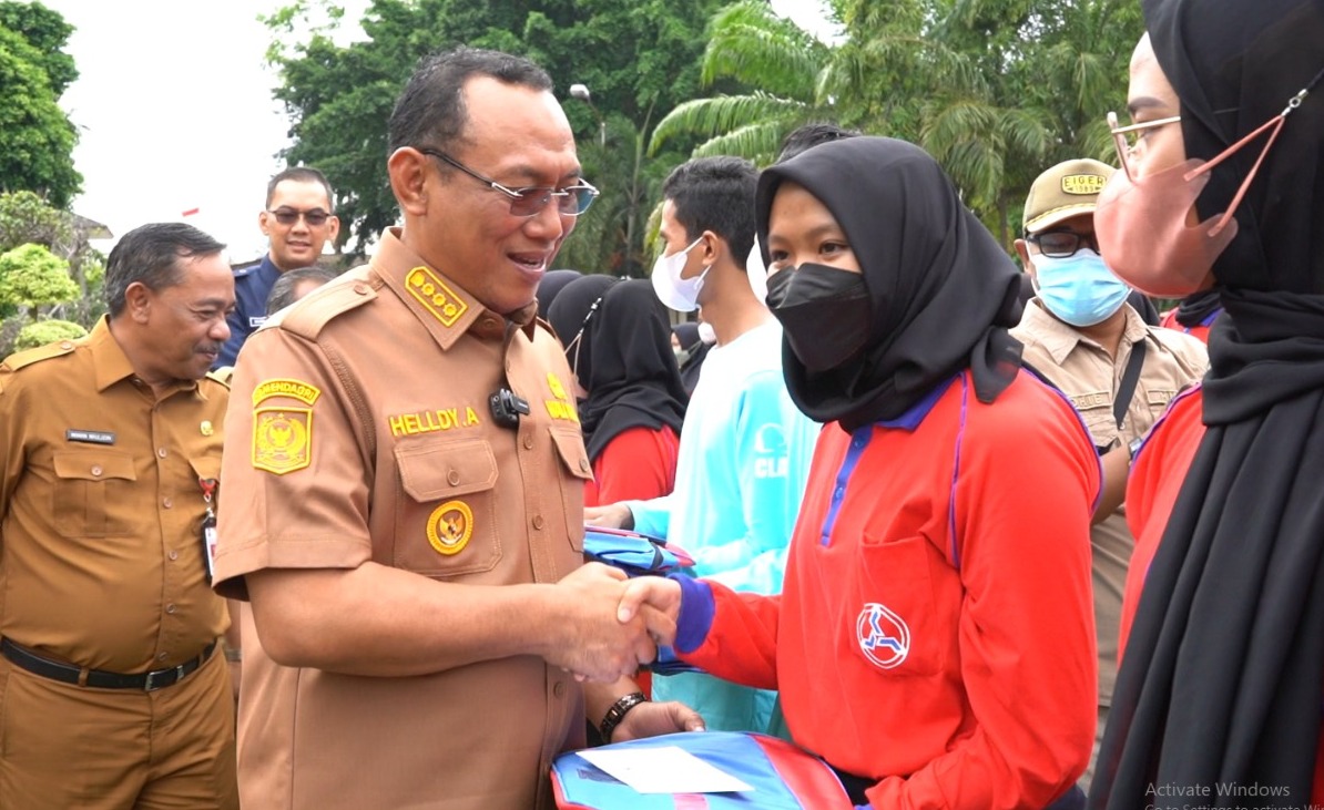 Wali Kota Cilegon, Helldy Agustian, melepas 50 PMI ke Malaysia. 