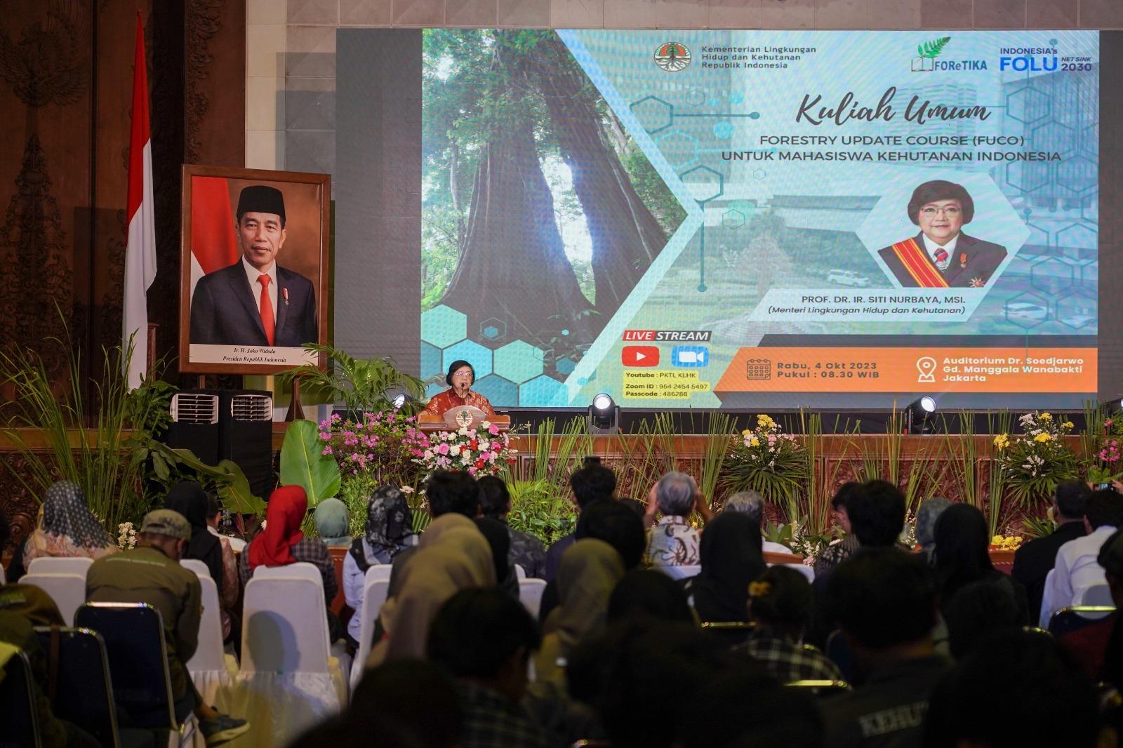Menteri LHK Siti Nurbaya memberikan kuliah perdana Forestry Update Course (FUCo) di Gedung Manggala Wanabakti, Jakarta, Rabu (14/10).