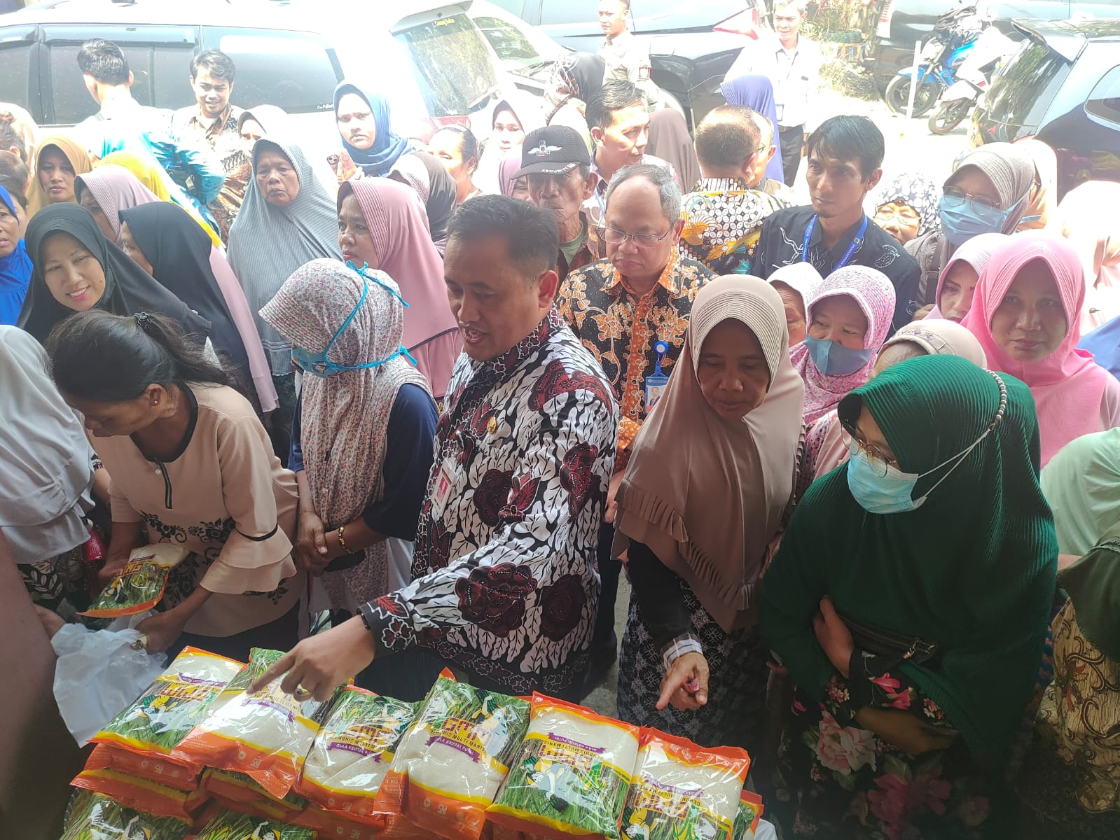 Kepala KPw BI Tegal Mawardi dan Bupati Pemalang Mansyur Hidayat tinjau stand pasar murah di Desa Loning, Pemalang