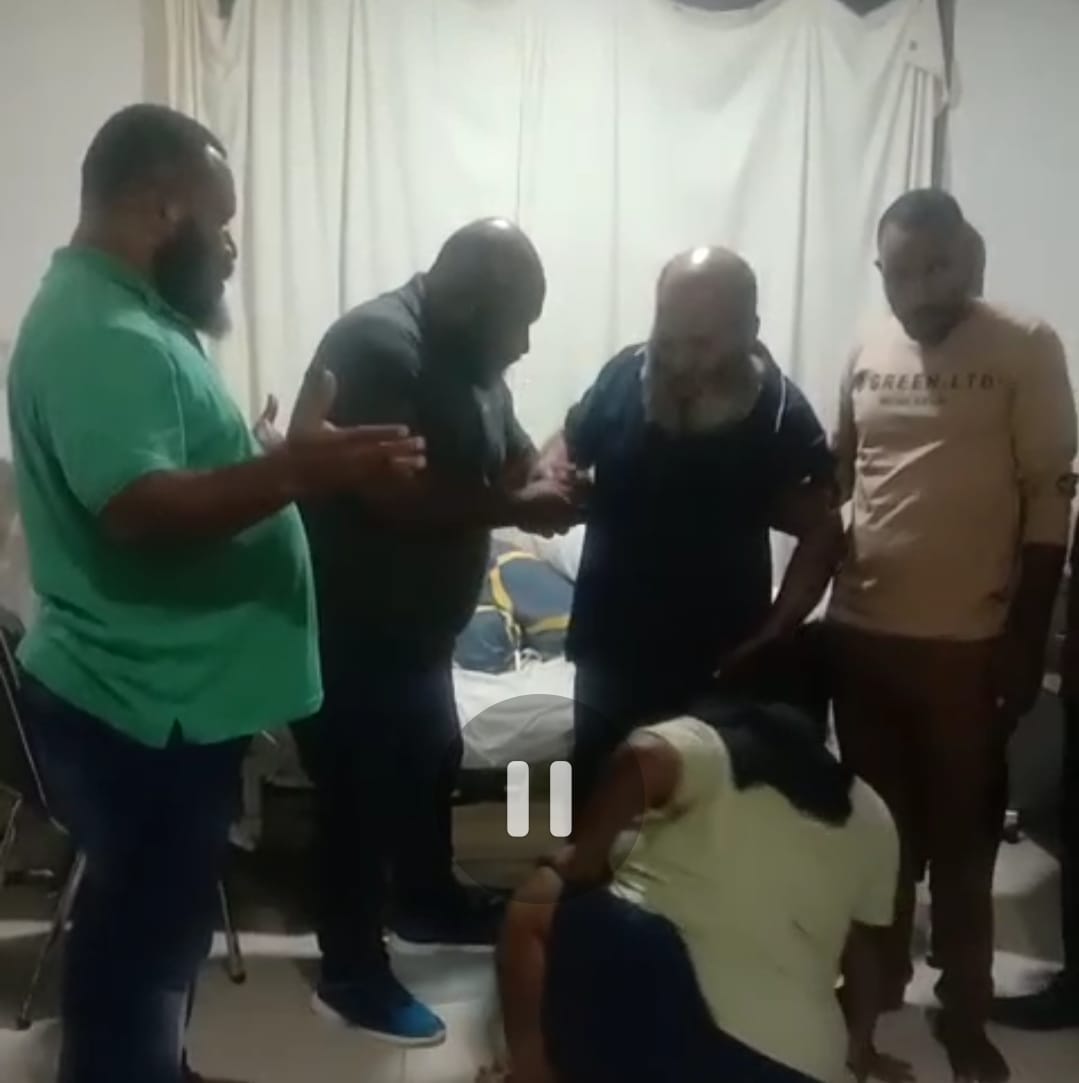 Tersangka kasus gratifikasi Lukas Enembe saat dijemput paksa penyidik KPK dari RSPAD Gatot Soebroto, Selasa (17/10) malam.