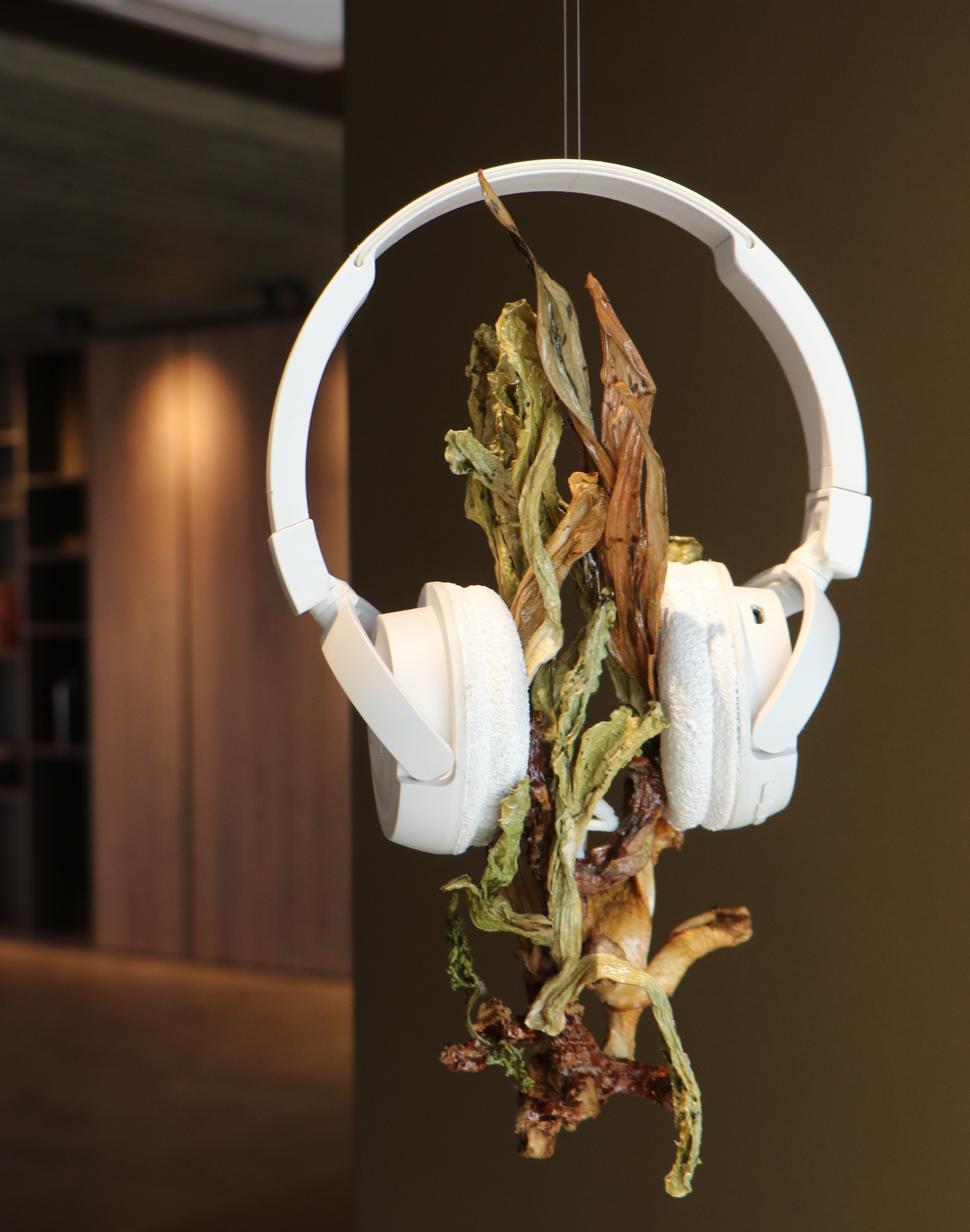 Karya instalasi bertajuk 'Listen' pada pameran seni kolektif bertajuk 