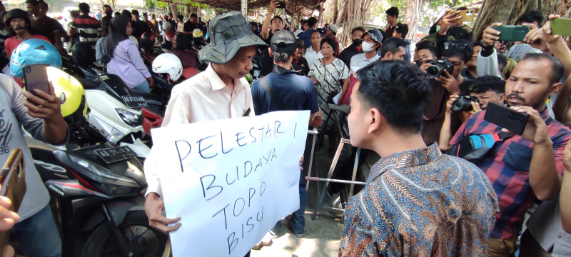 Wali Kota Gibran Rakabuming Raka mengejar dan mencoba mengajak dialog pendemo tapa bisu