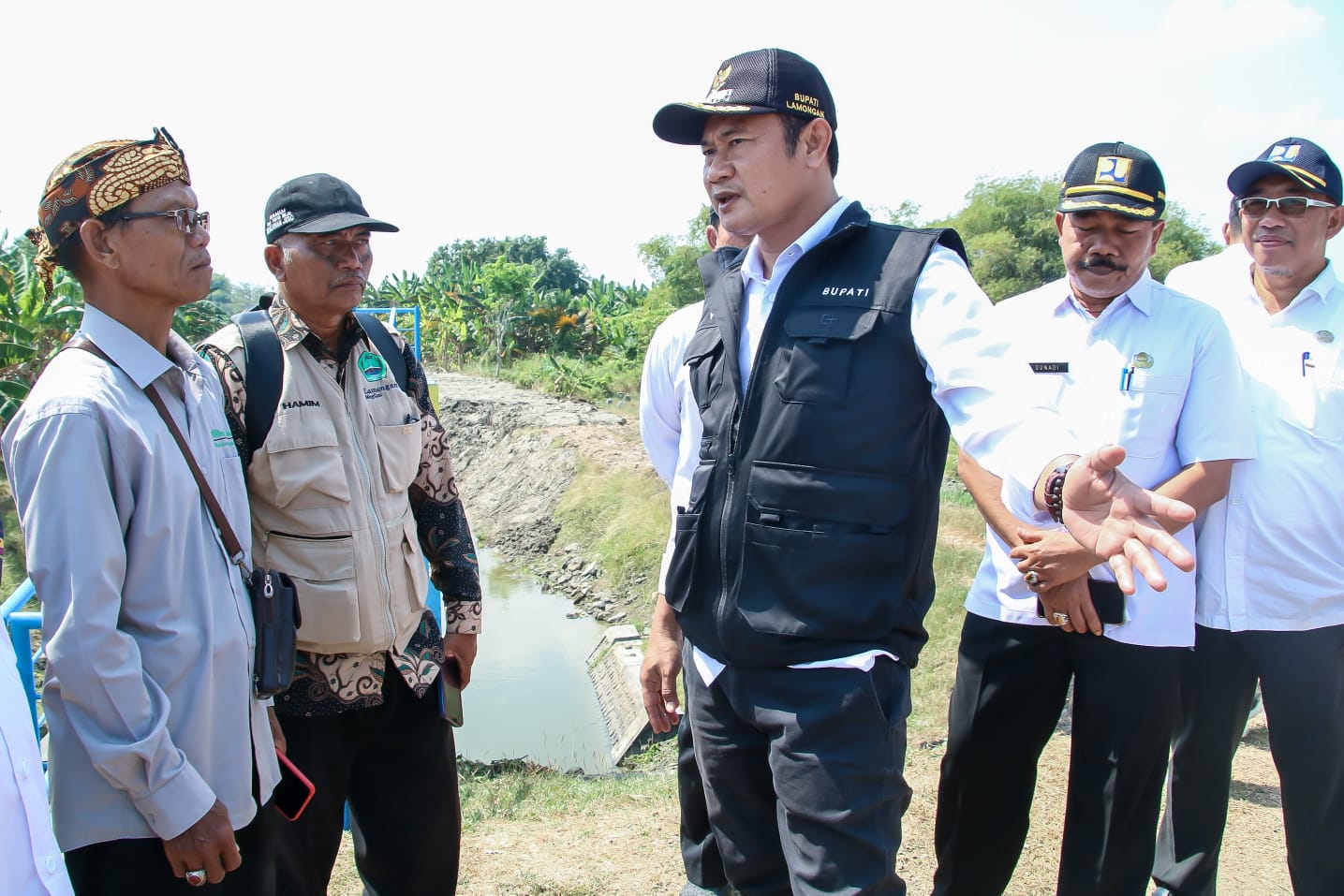 Bupati Lamongan Yuhronur Efendi (tengah).