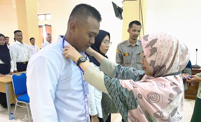 Wakil Direktur I Polbangtan Malang, Novita Dewi Kristanti (kanan) memberi kartu identitas peserta yang disiapkan magang di Taiwan.