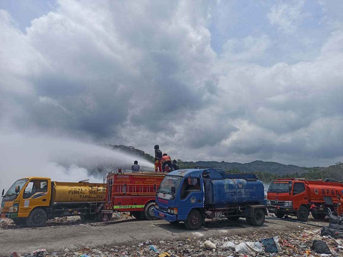 Petugas masih bekerja keras memadamkan api di TPA Purbahayu, Pangandaran