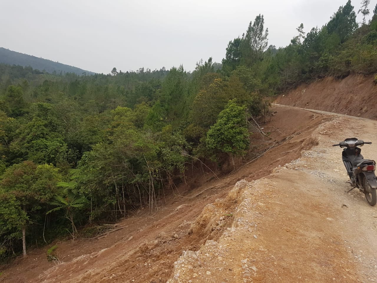 Kondisi jalan penghubung Desa Lobuhole Kecamatan Tarutung menuju Desa Sigotom Kecamatan Pangaribuan Kabupaten Tapanuli Utara, Sumatera Utara