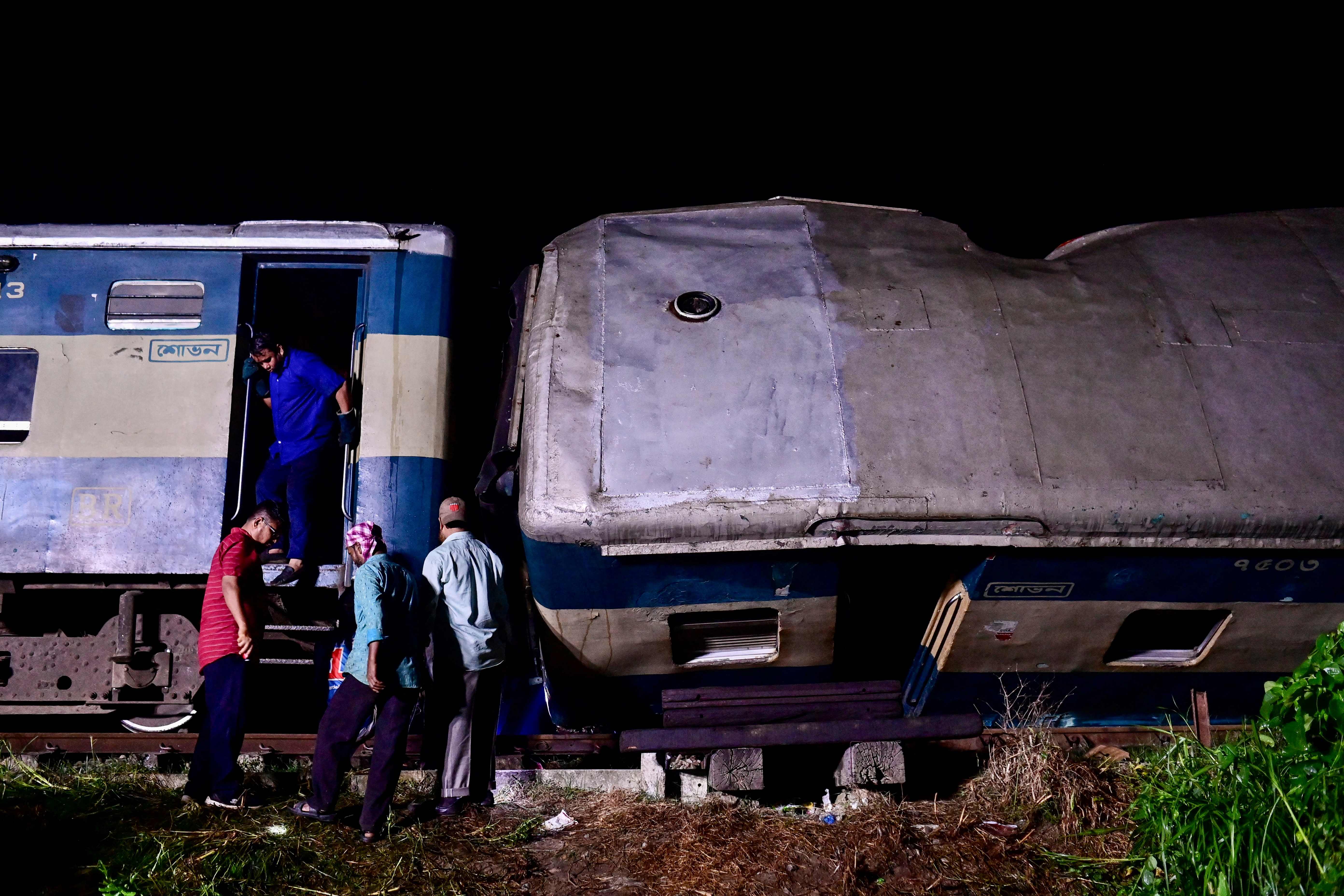Dua gerbong kereta api penumpang tergelincir setelah dihantam kereta api kargo di Bangladesh, Senin (23/10).