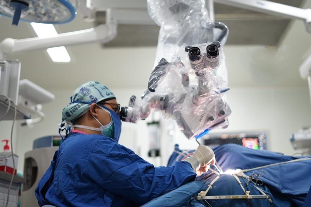 Dokter tengah menangani pasien penyakit trigeminal neuralgia. 