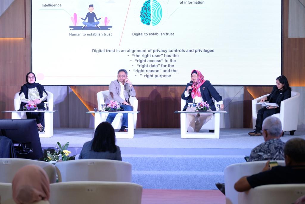 Para pembicara dalam Peruri Conference and Exhibition 2023  bertema 'Public Services Reimagined: GovTech Solutions for a Better Tomorrow'. 