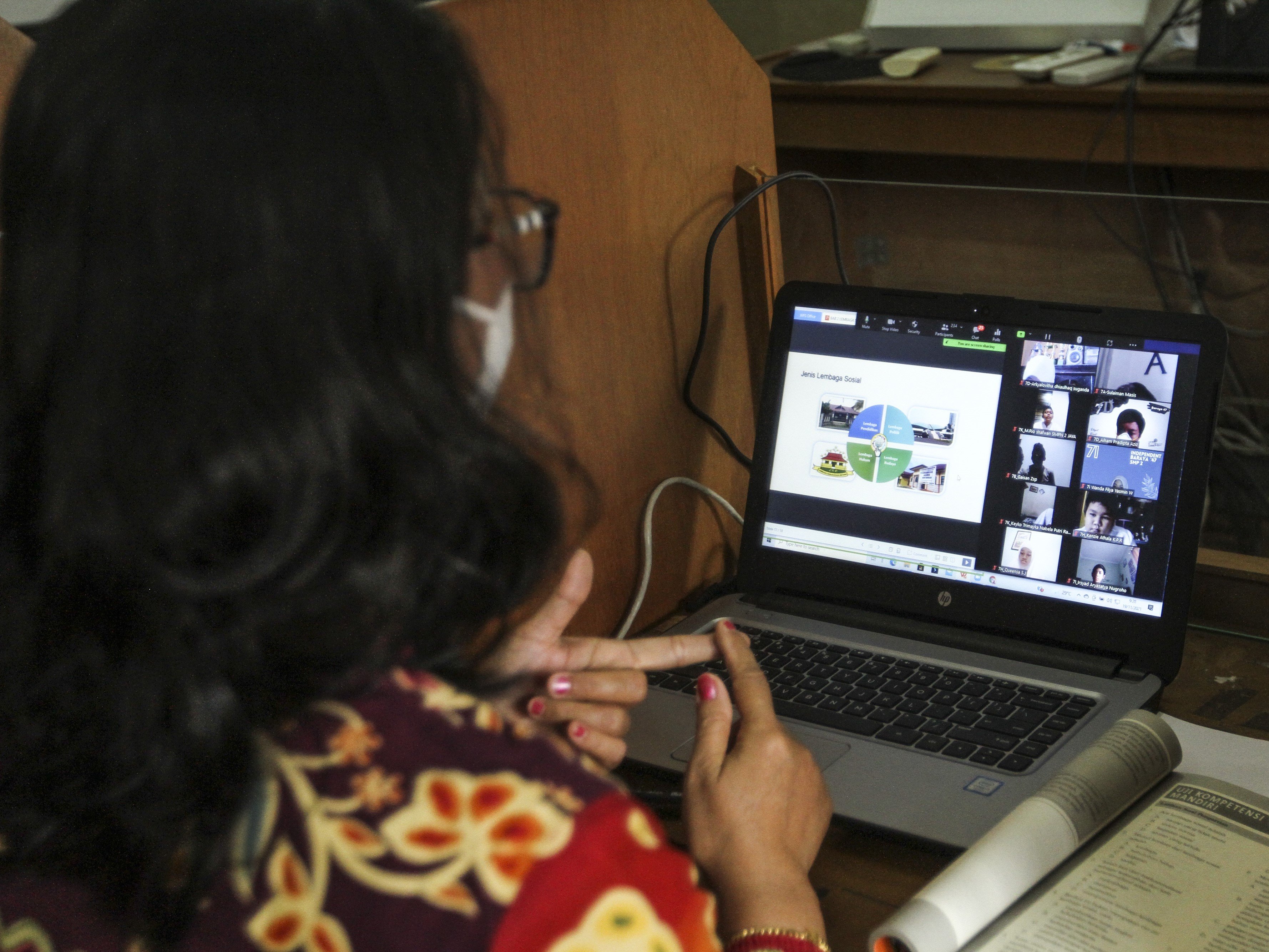 Seorang guru melakukan pembelajaran jarak jauh dengan siswa di SMPN 2 Depok, Pancoran Mas, Depok, Jawa Barat, Jumat (19/11/2021).
