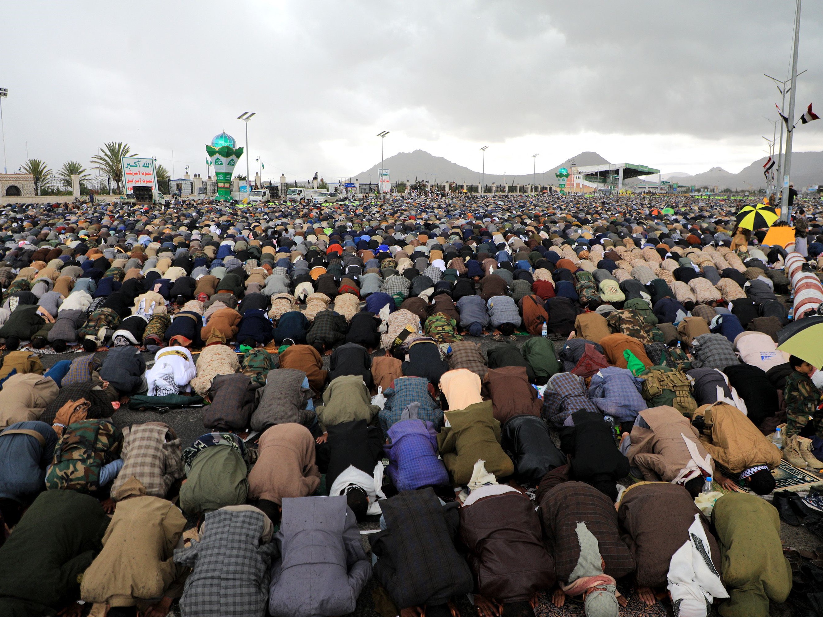 Jemaah Muslim Yaman melaksanakan salat Jumat dalam solidaritas dengan warga Palestina di Jalur Gaza dan Tepi Barat, di ibu kota Yaman. 