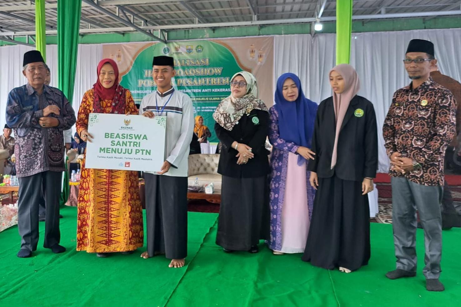 Penyerahan 'Beasiswa Santri Menuju PTN' dari Baznas kepada santri Pondok Pesantren (Ponpes) Al-Jauharen, Kota Seberang, Jambi. 