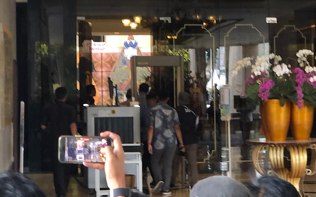 Direktur Umum PPK-GBK Hadi Sulistya memasuki Hotel Sultan, Jakarta, Rabu (4/10).