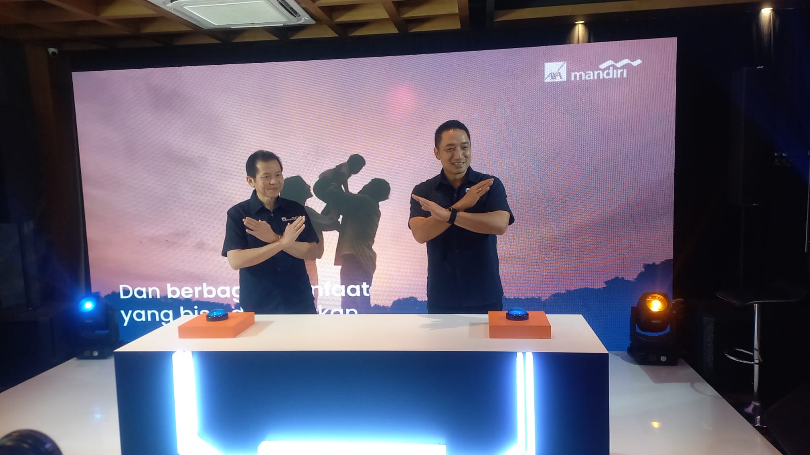 Presdir AXA Mandiri Handojo G. Kusuma dan Direktur AXA Mandiri Rudi Nugraha saat peluncuran Asuransi Mandiri Flexi Proteksi di Jakarta.