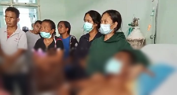 Keluarga mendampingi korban yang ditembak polisi.