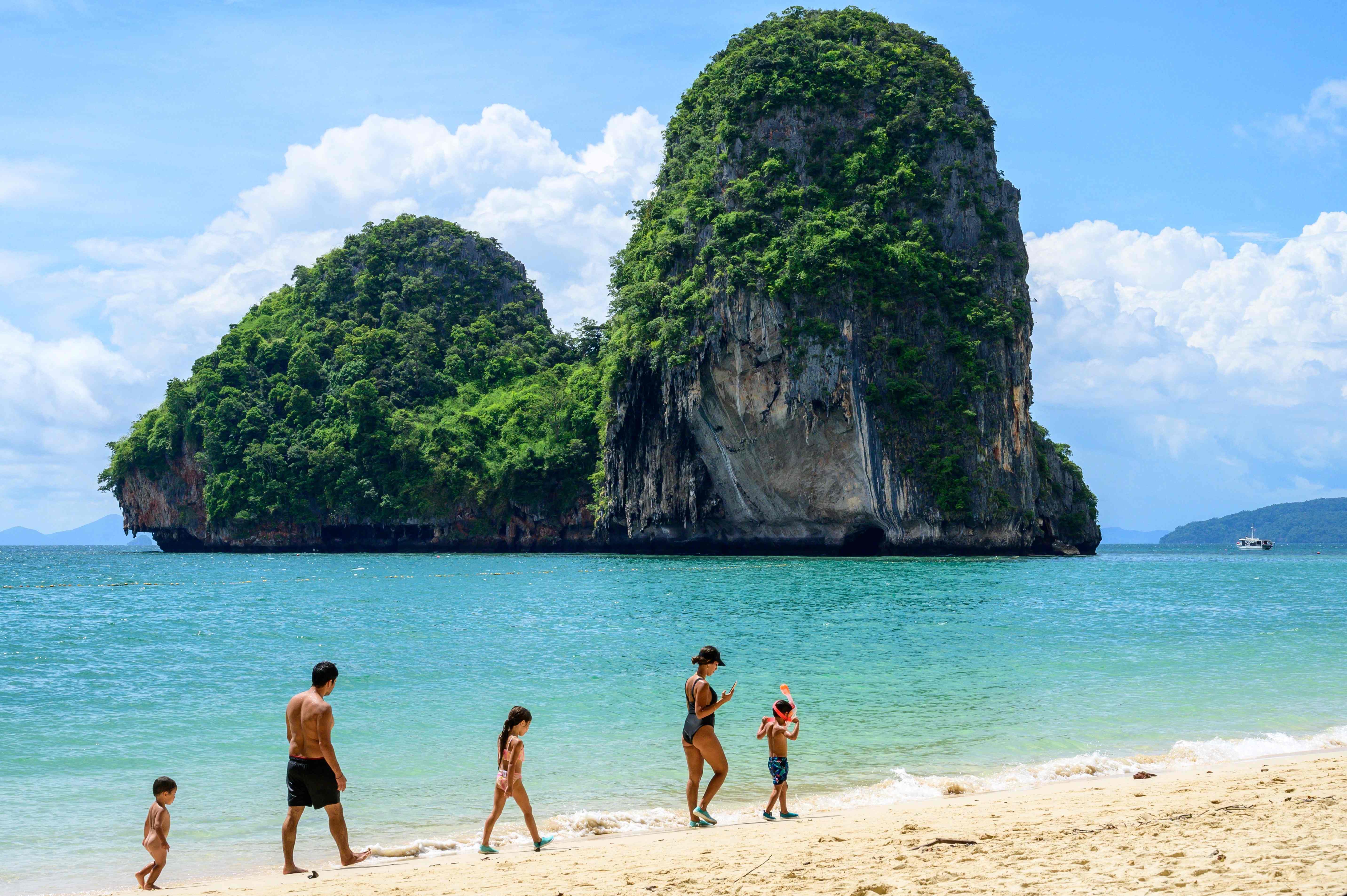 Para turis menikmati pantai Phra Nang di Krabi, Thailand.