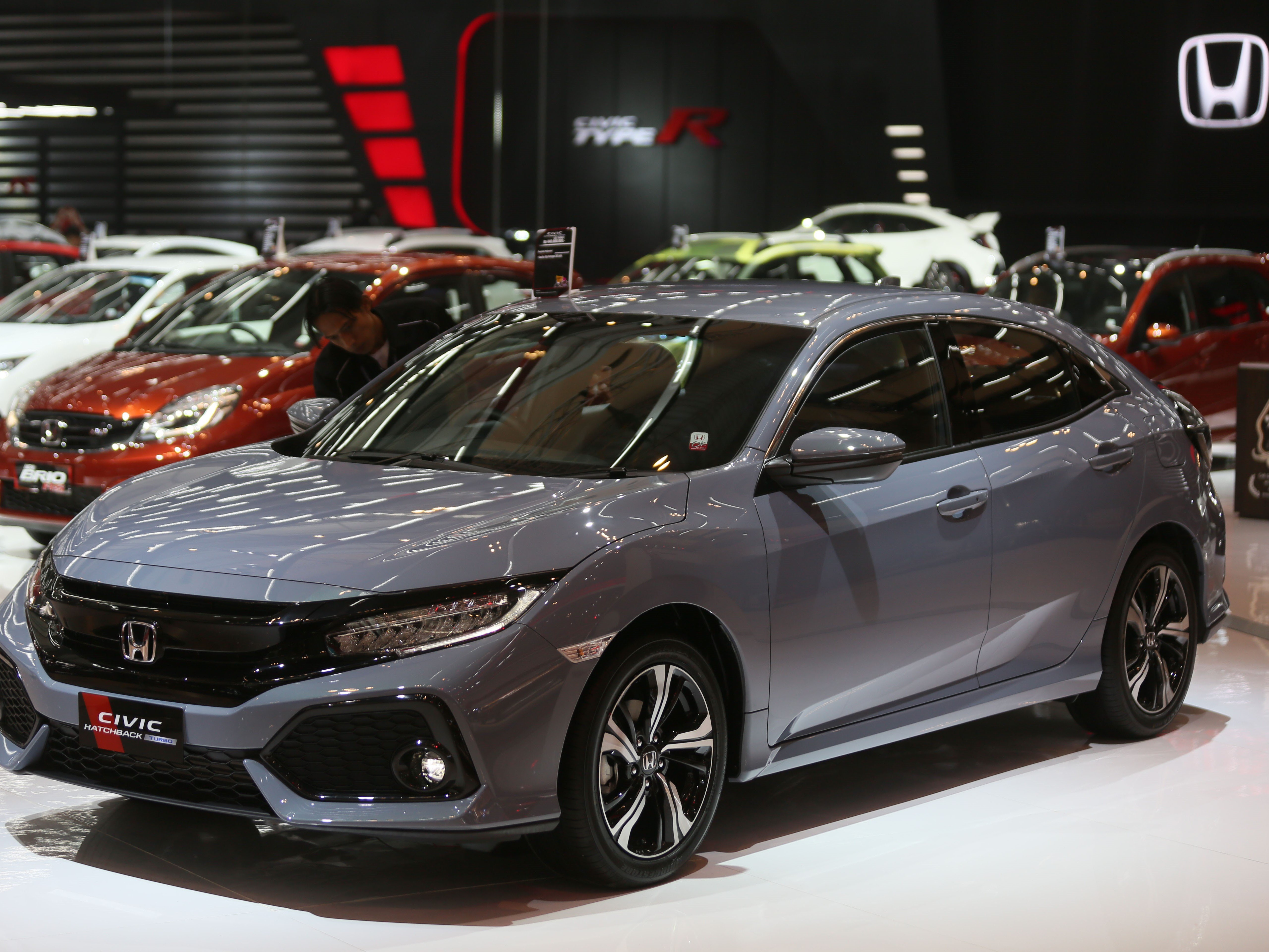 Mobil Honda Civic Hatchback Turbo pada pameran Gaikindo Indonesia International Auto Show (GIIAS) 2017 di ICE.